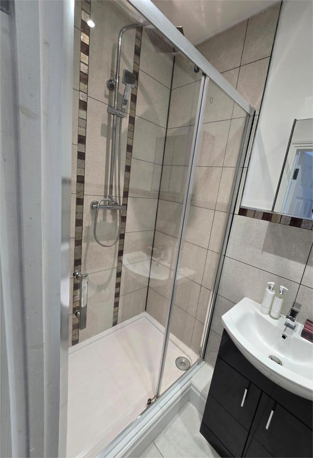In Guest - Limehouse Townhomes Modern Spacious Serviced En-suite With A Garden View Maison d'hôtes