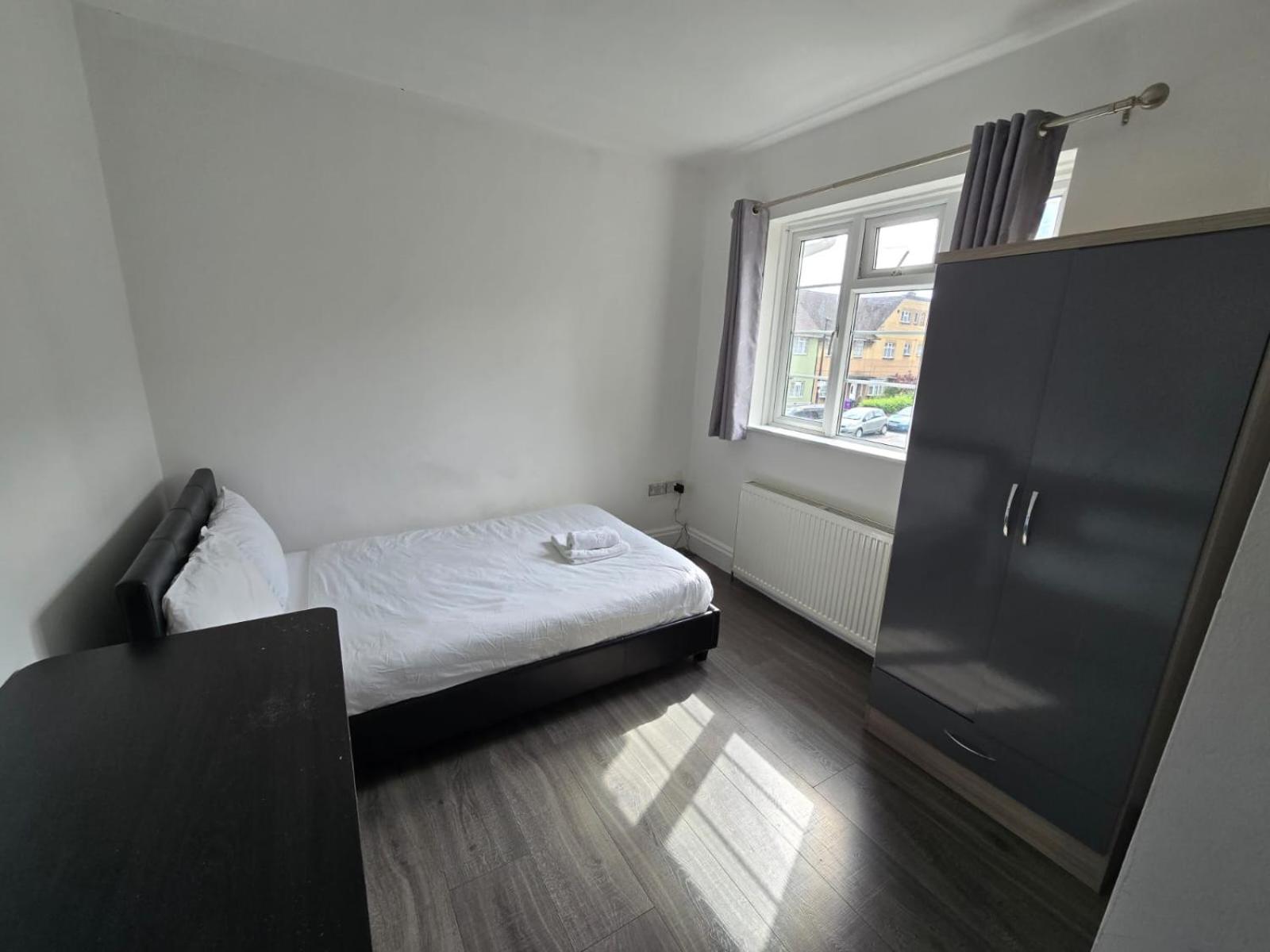 In Guest - Limehouse Townhomes Modern Spacious Serviced En-suite With A Garden View Maison d'hôtes
