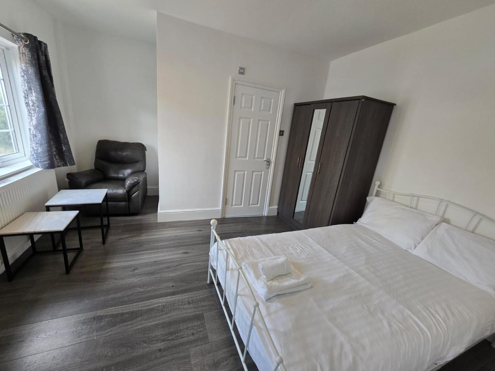Gasthof In Guest - Limehouse Townhomes Modern Spacious Serviced En-suite With A Garden View London
